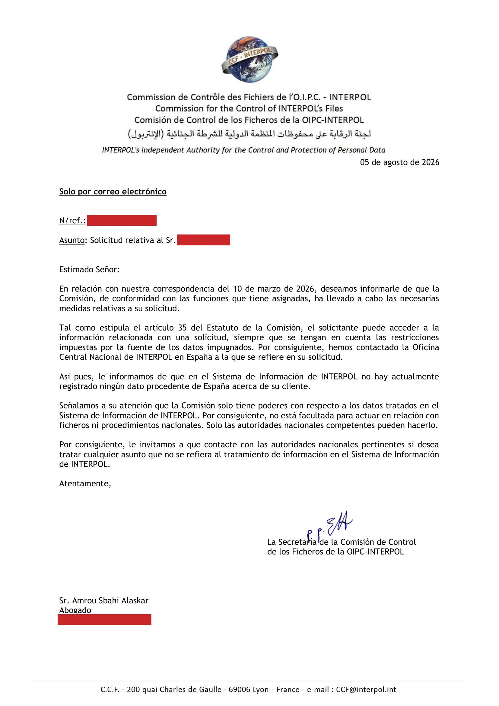Primera página de la resolución, con los datos personales tapados — 1