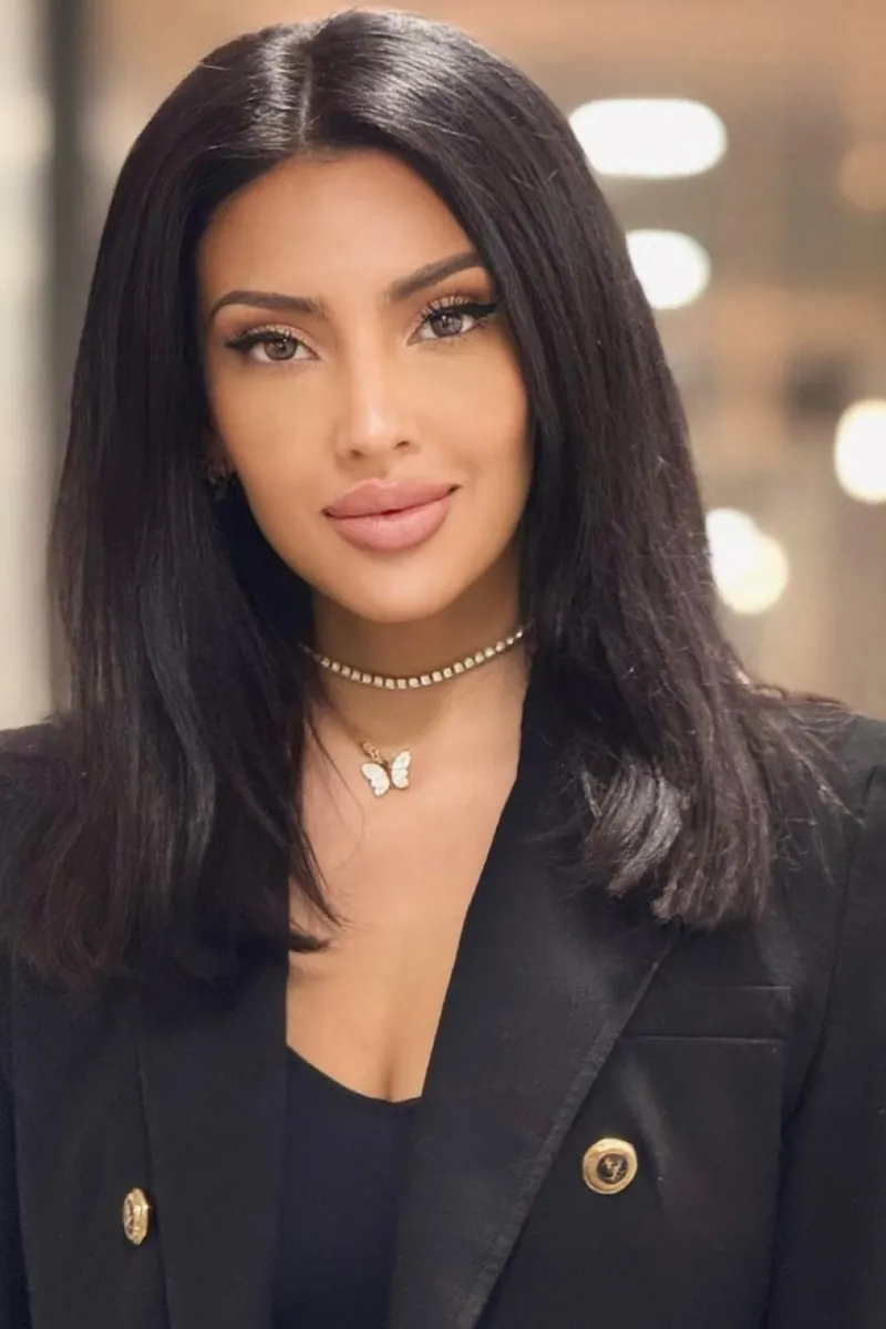 Layla Manllauix, retrato con chaqueta negra