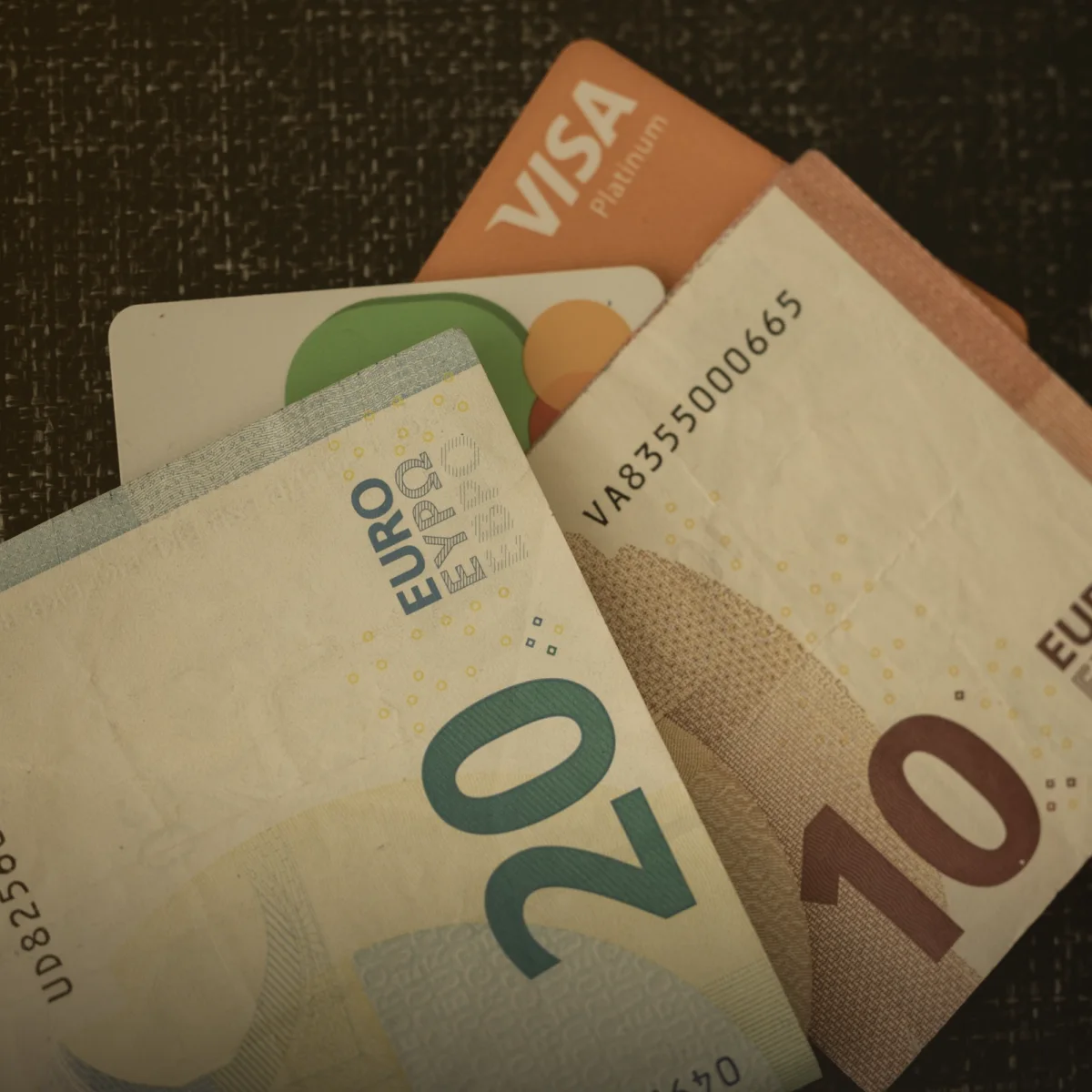 Billetes de euro desplegados en primer plano