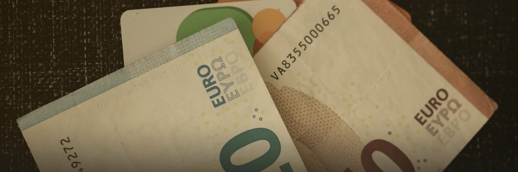 Billetes de euro desplegados en primer plano