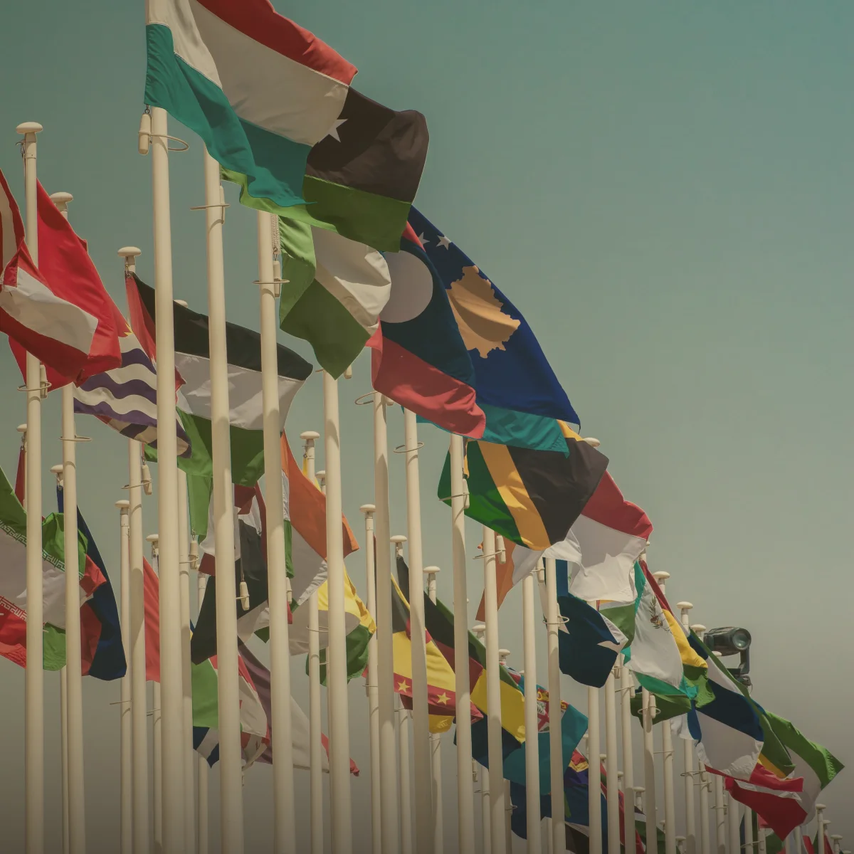 Banderas de varios países ondeando en sus mástiles