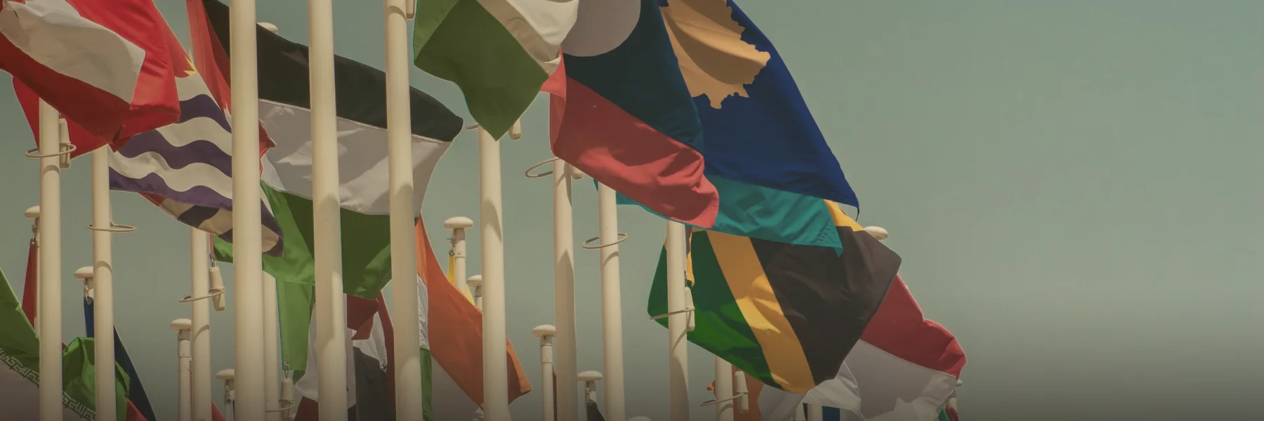 Banderas de varios países ondeando en sus mástiles
