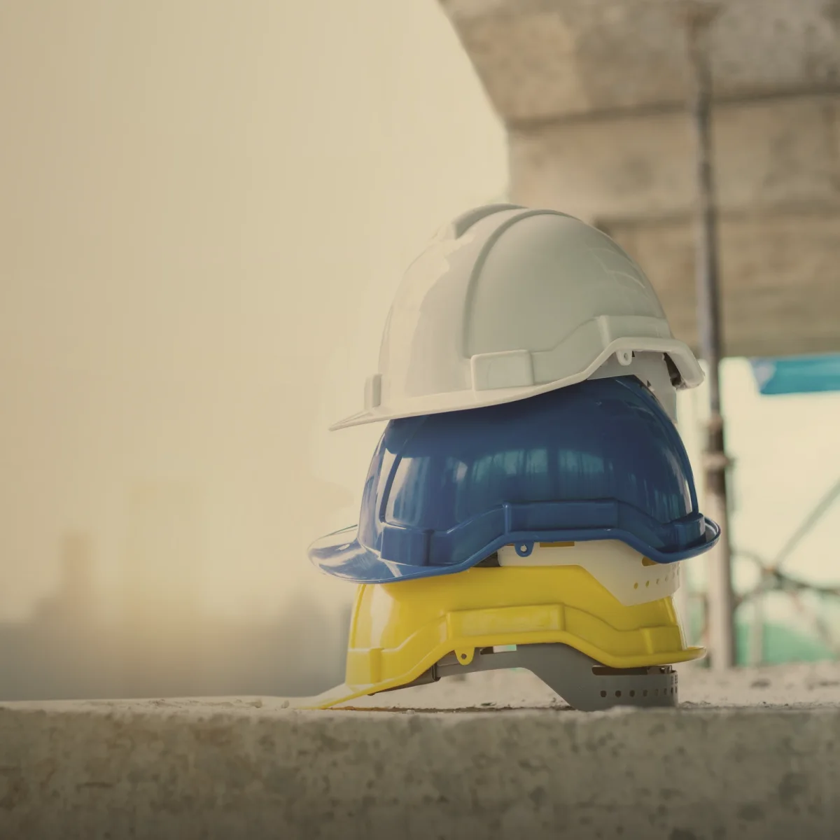 Cascos de seguridad apilados en una obra