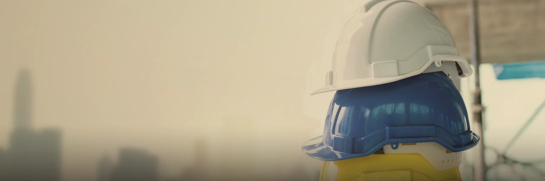 Cascos de seguridad apilados en una obra
