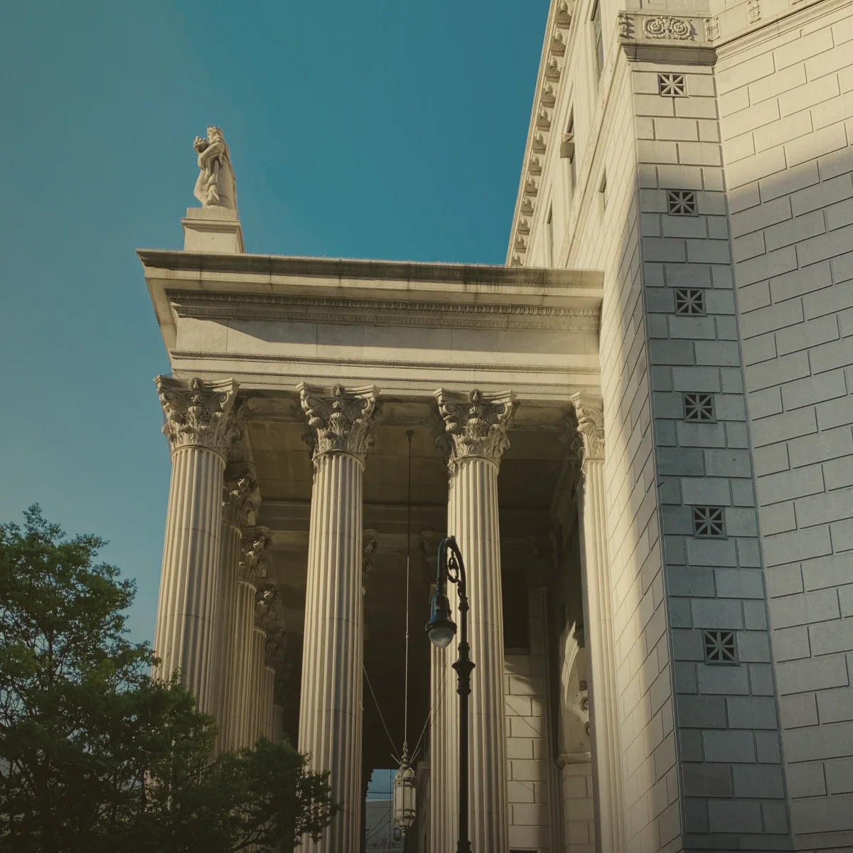 Columnas clásicas de un palacio de justicia