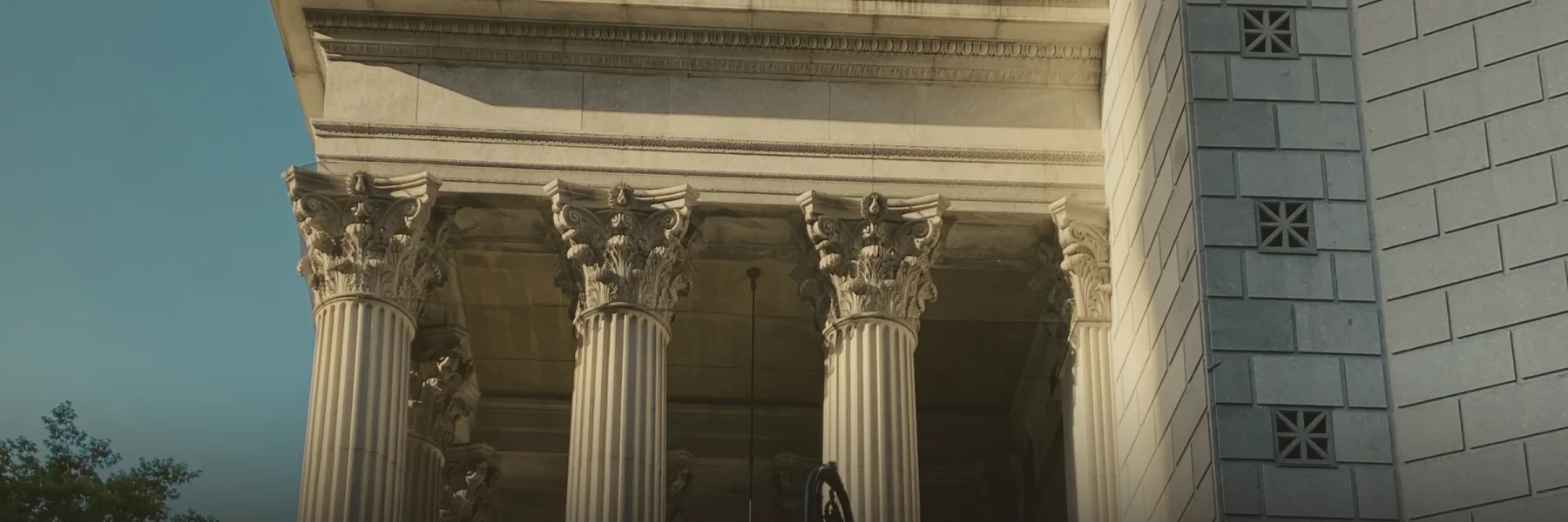Columnas clásicas de un palacio de justicia