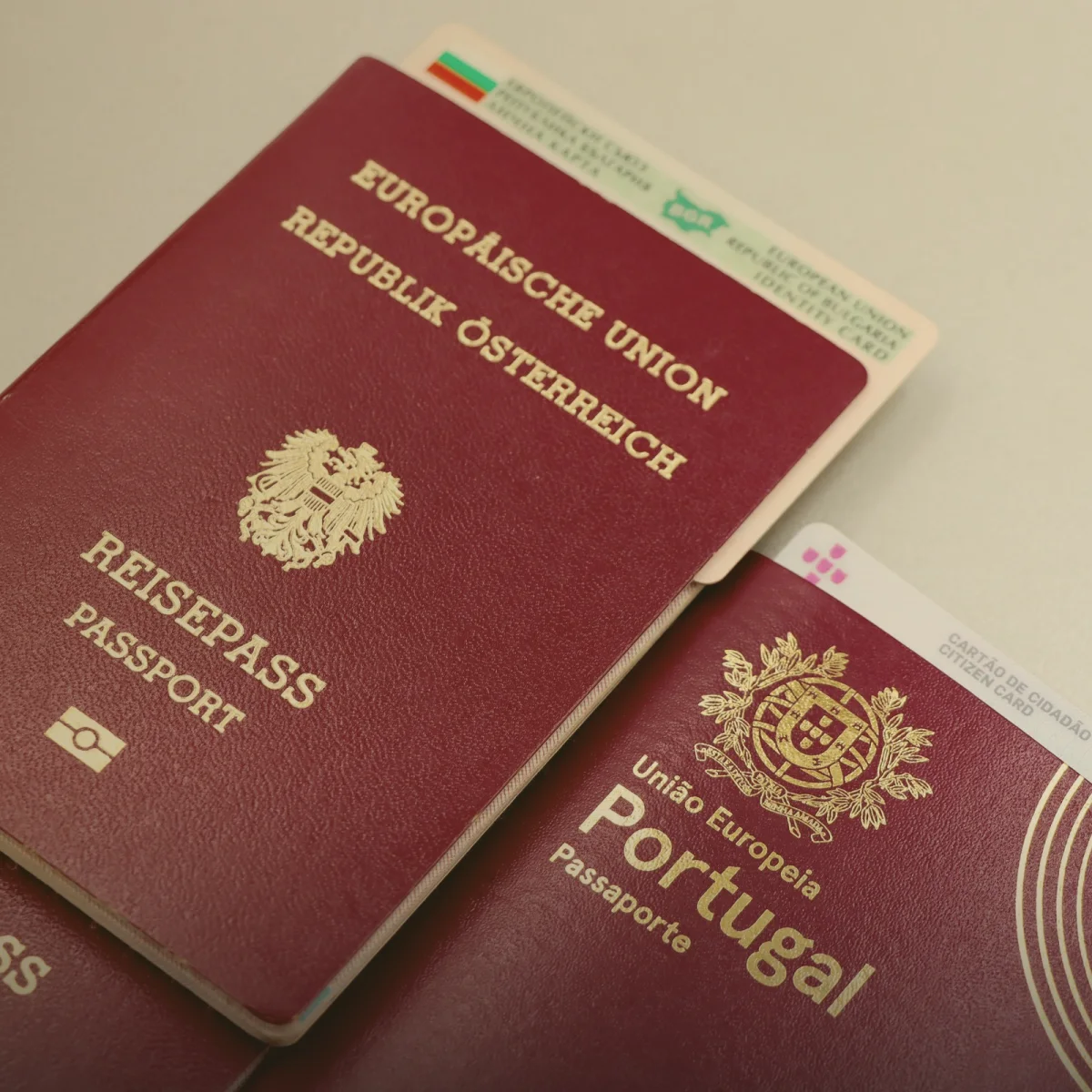 Pasaportes europeos y documentos de identidad sobre una mesa