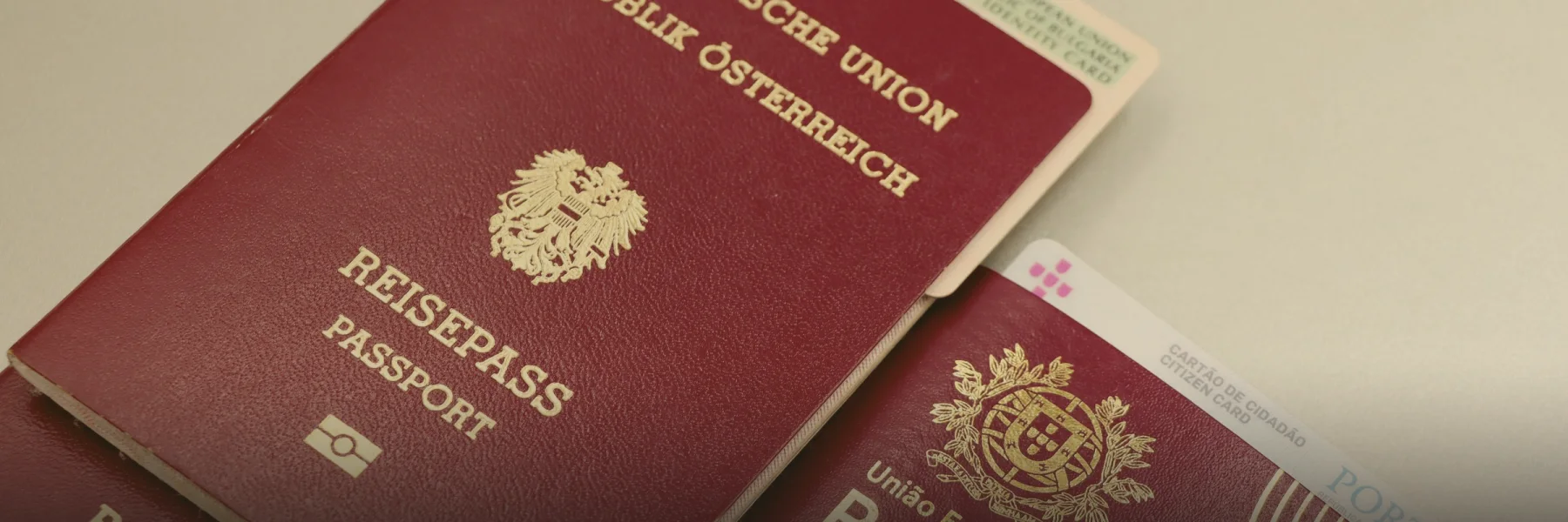 Pasaportes europeos y documentos de identidad sobre una mesa