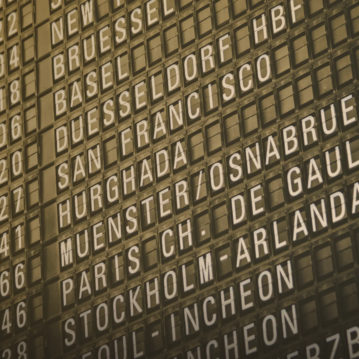 Panel de salidas de un aeropuerto con destinos internacionales
