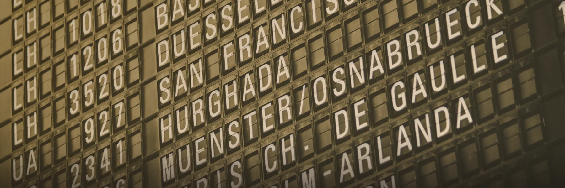 Panel de salidas de un aeropuerto con destinos internacionales
