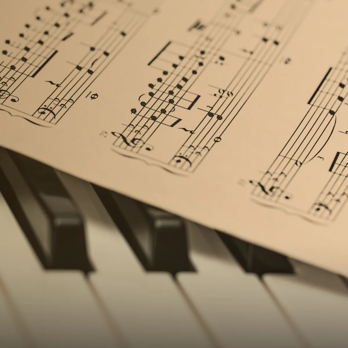 Una partitura apoyada sobre las teclas de un piano
