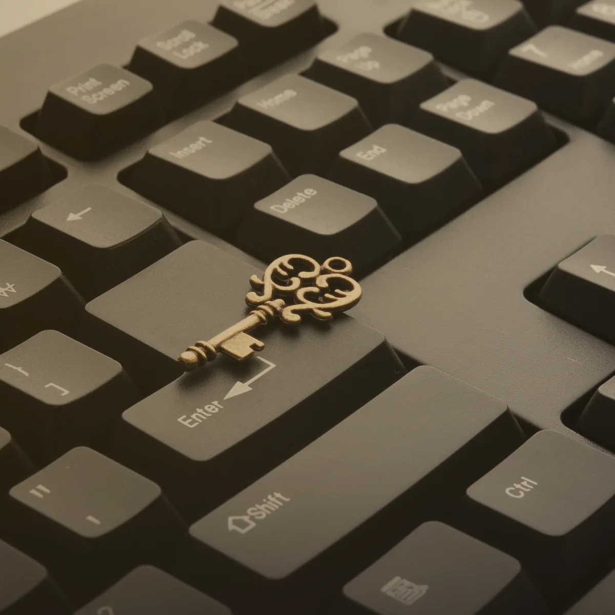 Una llave antigua de latón sobre un teclado negro