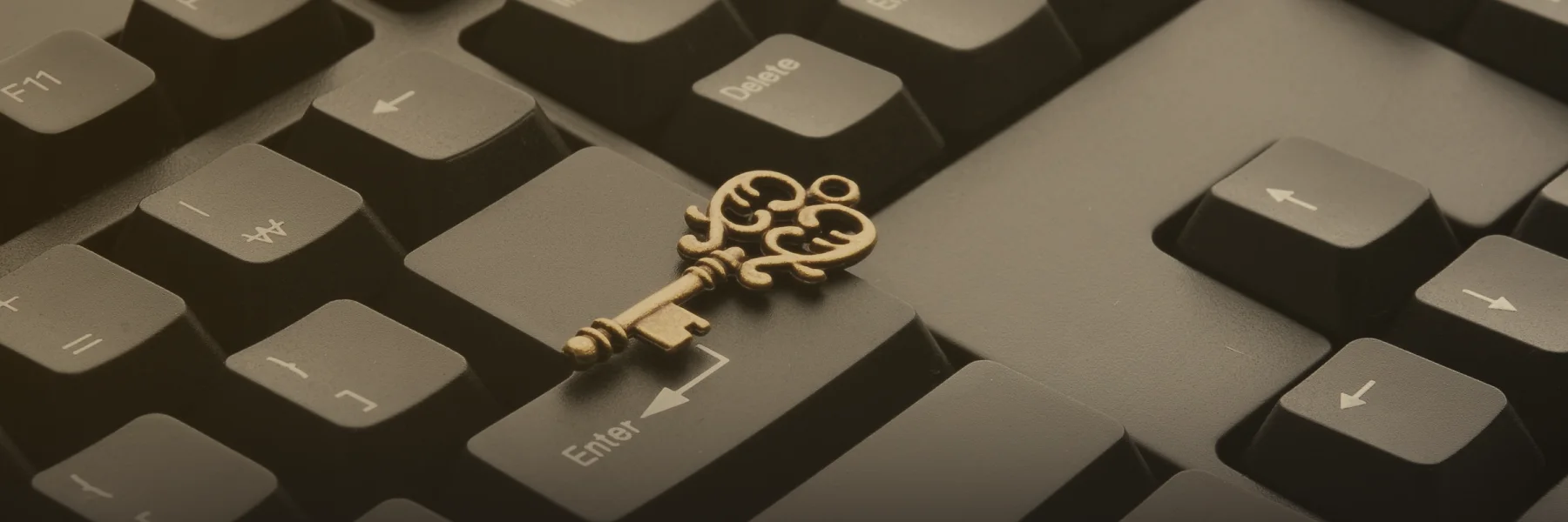 Una llave antigua de latón sobre un teclado negro