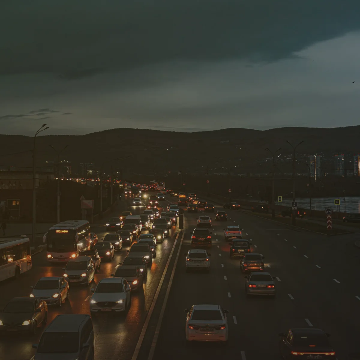 Tráfico nocturno en una autovía, con las luces en movimiento