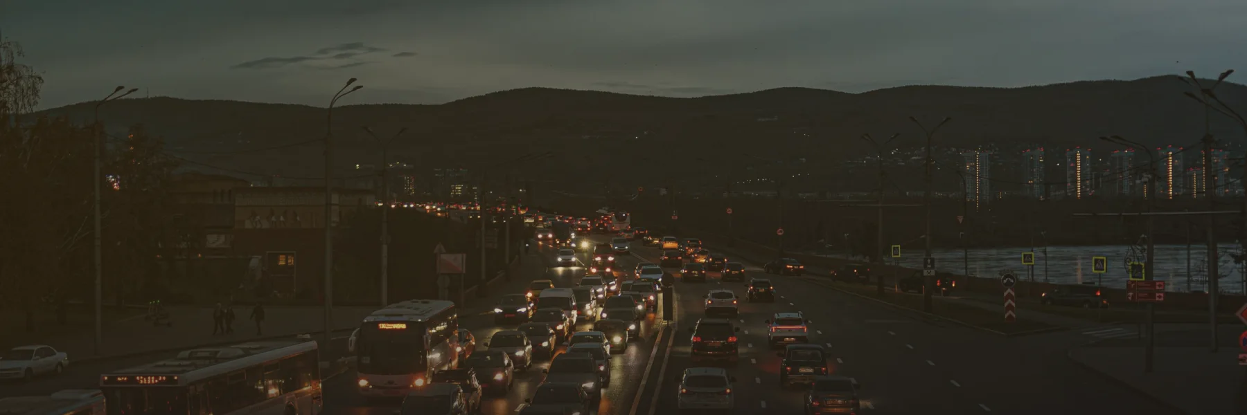 Tráfico nocturno en una autovía, con las luces en movimiento