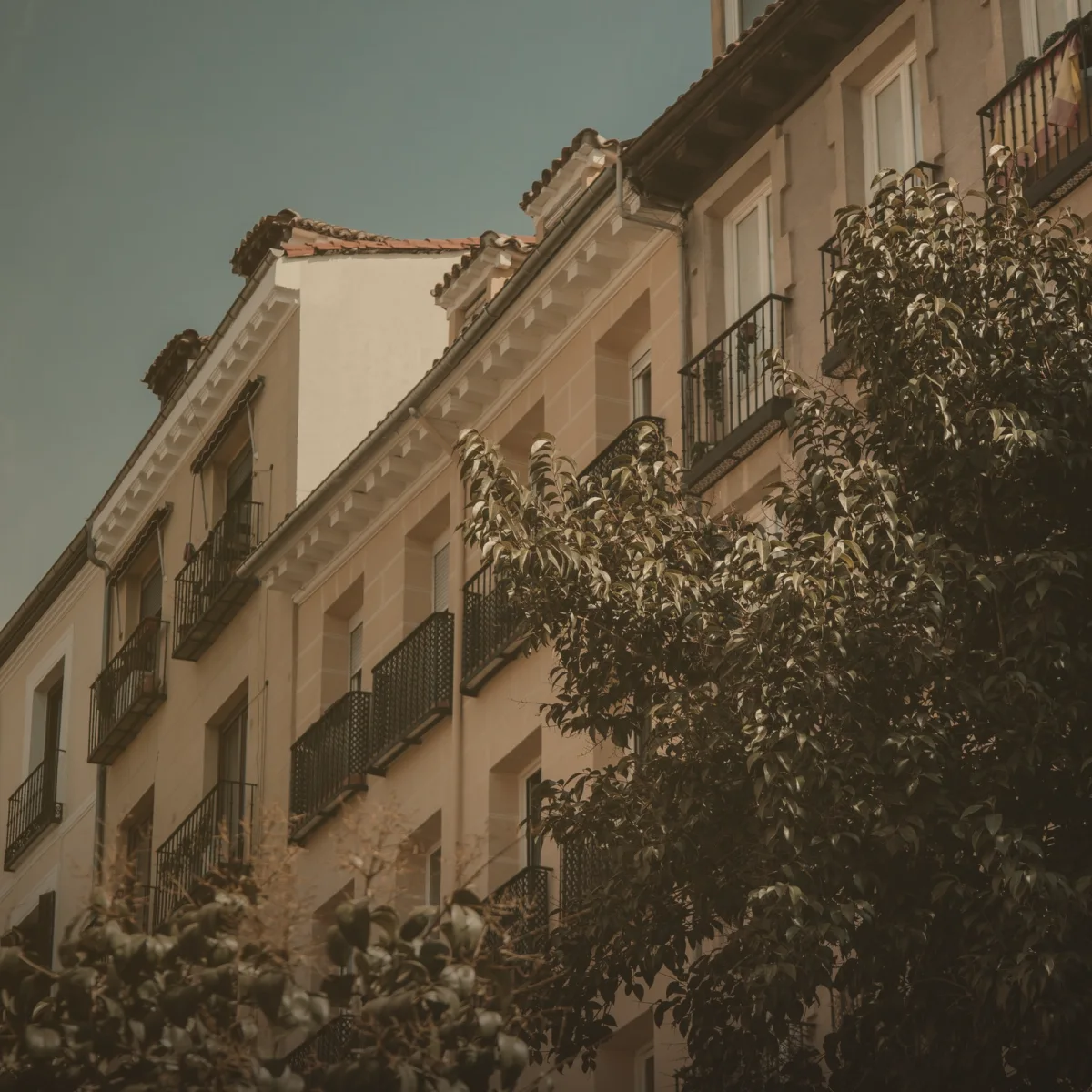 Fachada de un edificio de viviendas de Madrid, con balcones