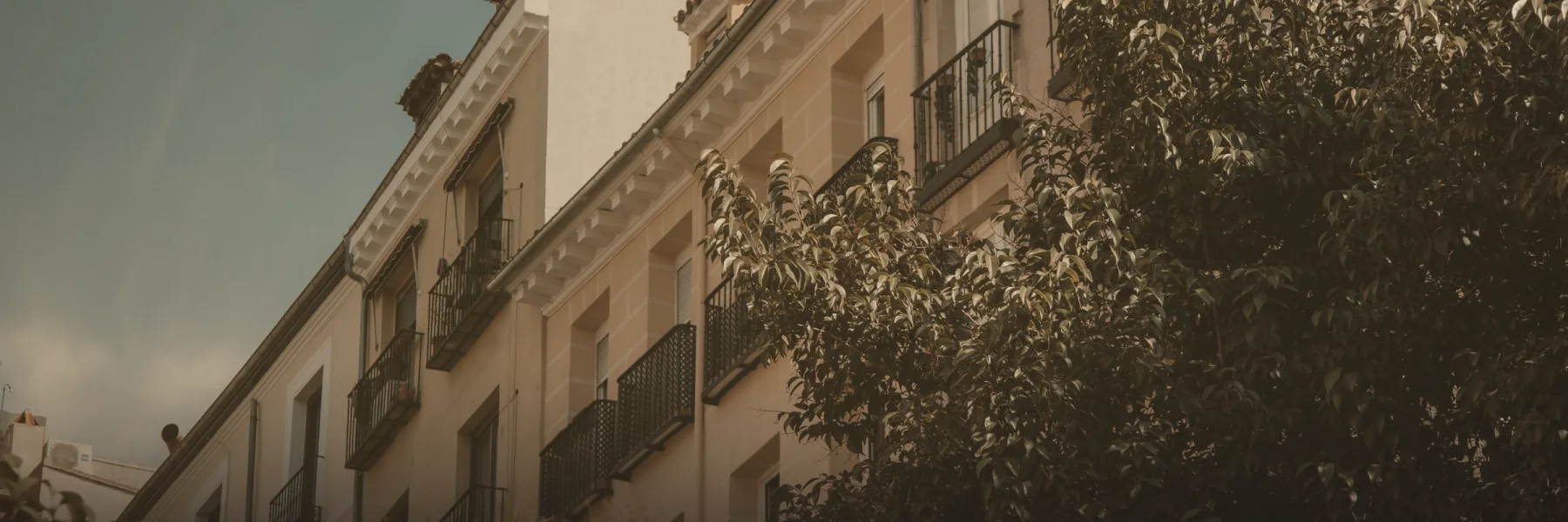 Fachada de un edificio de viviendas de Madrid, con balcones
